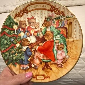 Avon 1989 Vintage Collectors Decorative plate. Together for Christmas 22k trim.